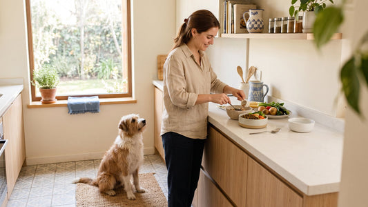 Tutora preparando la comida de su perro en la cocina
